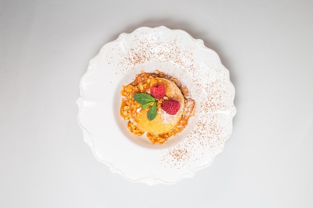 Тарелка с аппетитным блюдом